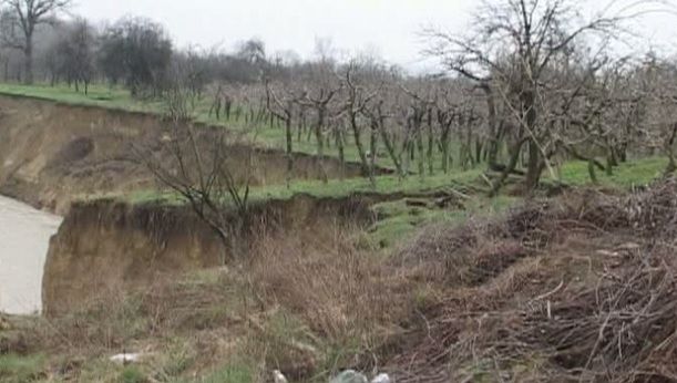 Alunecare de teren în Prahova: pământul s-a surpat, mai multe persoane au fost evacuate