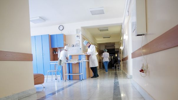 Apel disperat: "Oameni buni, ne mănâncă viermii! Femeia de serviciu a spus că degeaba reclamăm"