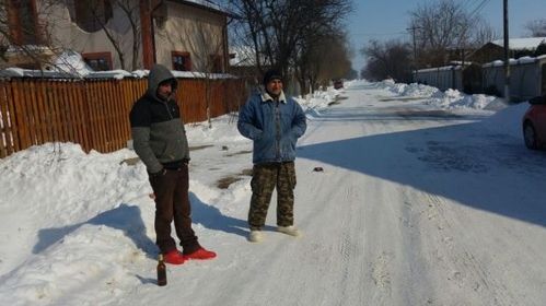 Cine sunt asistaţii social făcuţi celebri de poştăriţa din Dâmboviţa: "Vine ameţeala când muncesc!"