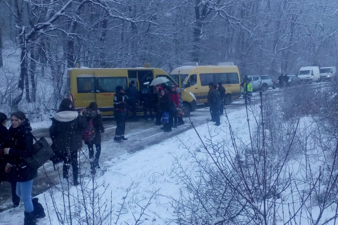 Un autocar cu 31 de copii a derapat în Reghin