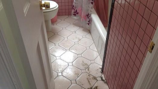 Şi-a găsit fiul pe jos, în baia fostei. Detaliul înfiorător care a trimis-o pe femeie la închisoare