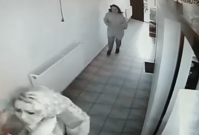 Bătaie cruntă într-o primărie din Argeş, între secretara şi consiliera primarului (VIDEO)