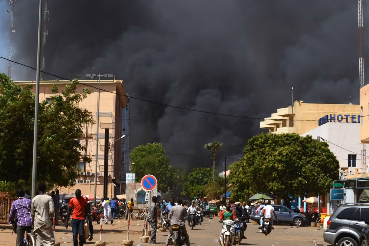 Atentat terorist la ambasada Franței dintr-un stat din Africa. 30 de morți și zeci de răniți