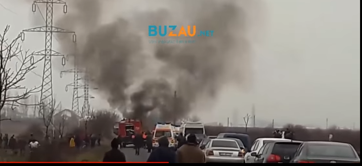 Au murit carbonizați, după ce mașina lor a fost lovită frontal(Imagini șocante)