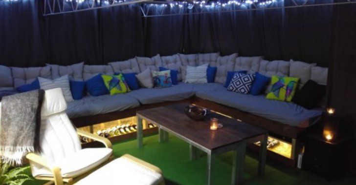 Aspira în cameră când a dat covorul la o parte și a găsit o ușă secretă. A deschis-o și a înlemnit 