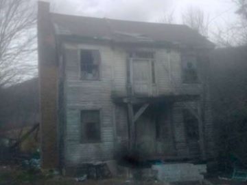 Au intrat în vila părăsită de o pensionară. Se întâmplau lucruri oribile. Au numit-o casa groazei