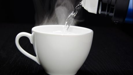 A început să bea apă fierbinte în fiecare dimineață. După un an a observat rezultatele. E uimitor!