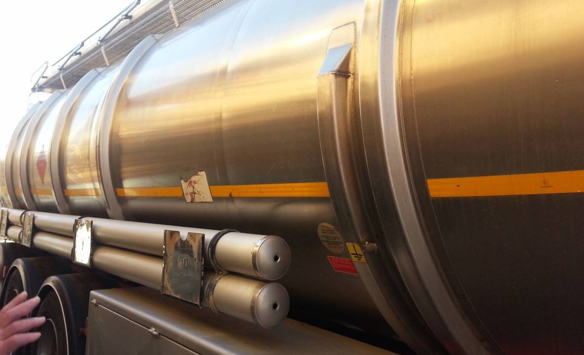 Pericol de explozie. O cisternă plină cu motorină a căzut de pe un pod