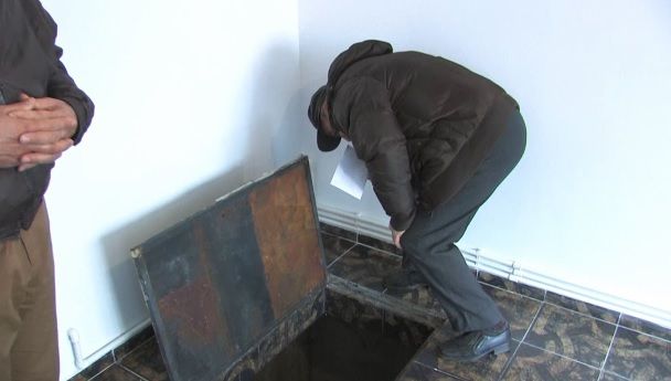 Şoc pentru un buzoian după ce i-au fugit chiriaşii, membrii unui cult religios. Ce au lăsat în urmă