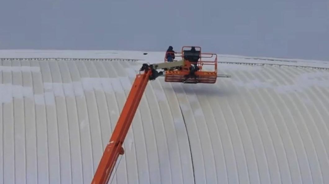 Se întâmplă în România. La Craiova.Stadion nou-nouţ, de 60 de milioane €, cu gaură de 4m în acoperiş