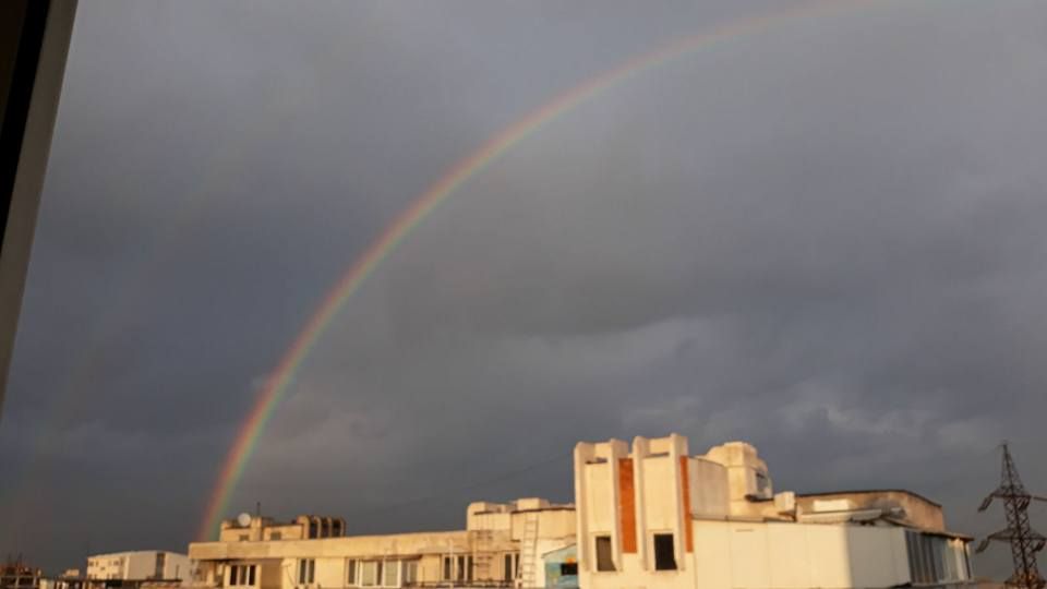 Imagini deosebite la malul mării. Un curcubeu uriaş a înfrumuseţat cerul Constanţei