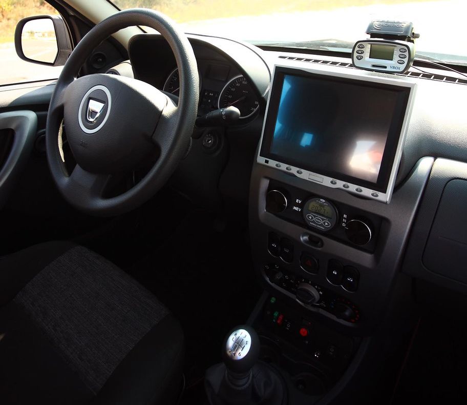 Dacia. Dacia Duster. Dacia Duster Grand Hamster. Aşa arată un Duster hibrid. Are motorul în spate