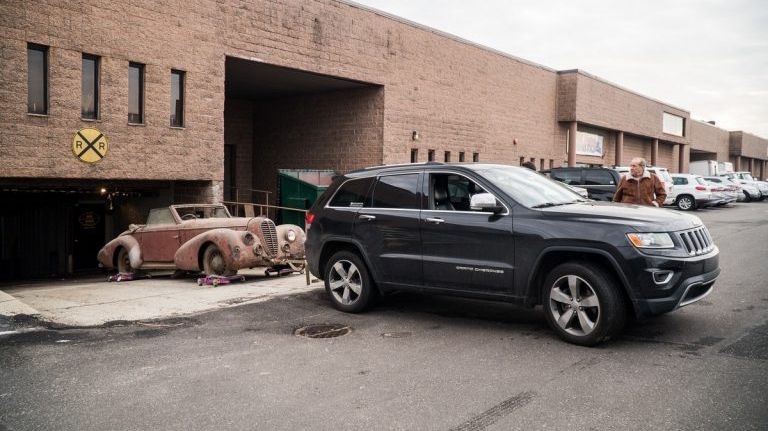 Descoperire impresionantă într-o parcare subterană din New York. Mașini rare pline de rugină 