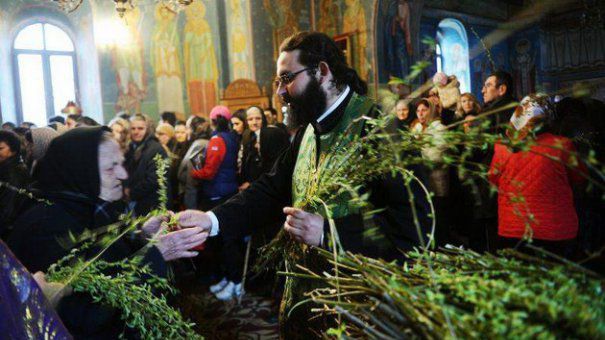 Tradiţii de FLORII. Ce trebuie să faci în Duminica Floriilor pentru a afla cu cine te căsătoreşti