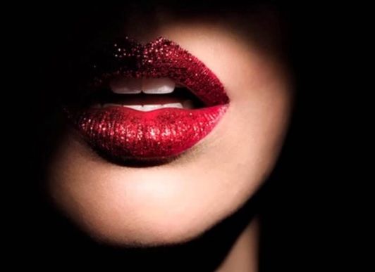 Femeia fatală a zodiacului: este senzualitatea în persoană şi sucește mințile oricui!