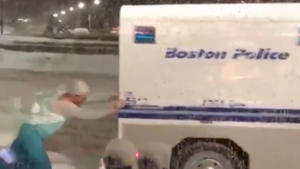 Când ai suflet mare, ce mai contează hainele? Imaginile care au amuzat America (VIDEO)