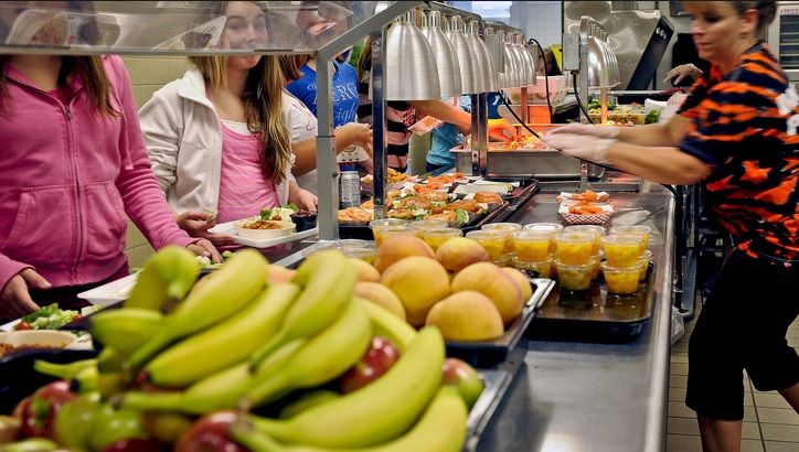 Elevii vor primi la şcoală fructe şi legume proaspete. Iohannis a promulgat legea