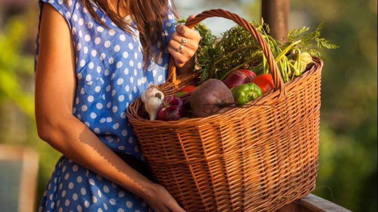 Şi tu arunci aceste părţi de la fructe şi legume? Foarte rău, au beneficii uriaşe pentru sănătate!