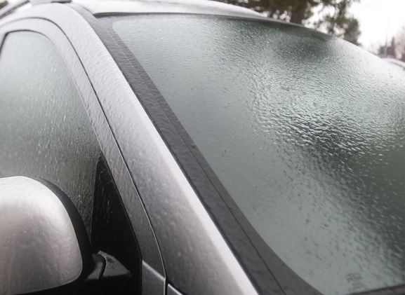 Cum să dezgheţi eficient şi rapid parbrizul de la maşină. Cel mai simplu truc