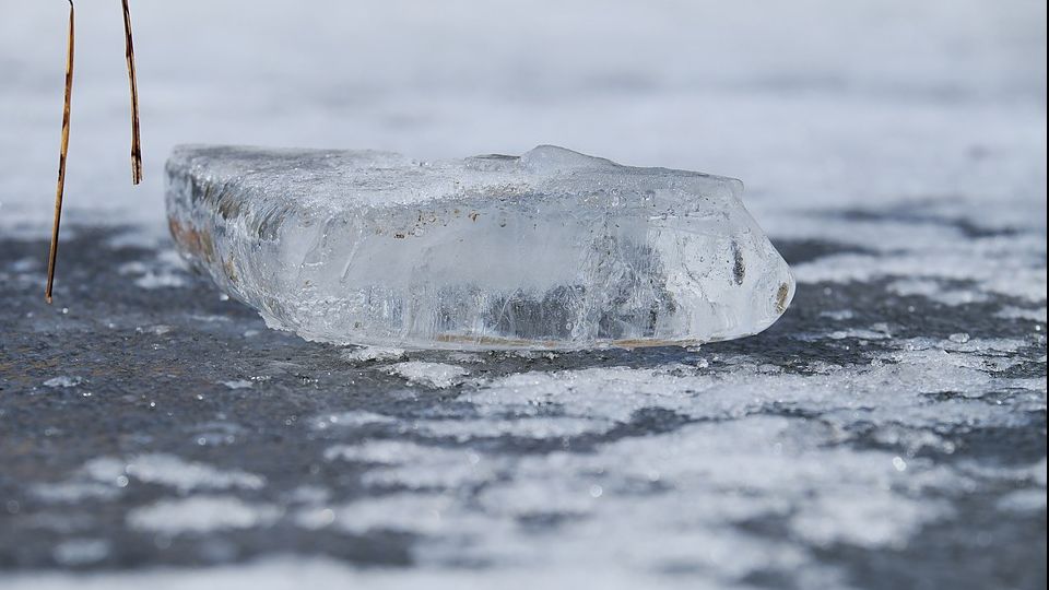 Val de fracturi după ploaia înghețată. Mii de apeluri la 112 doar în București