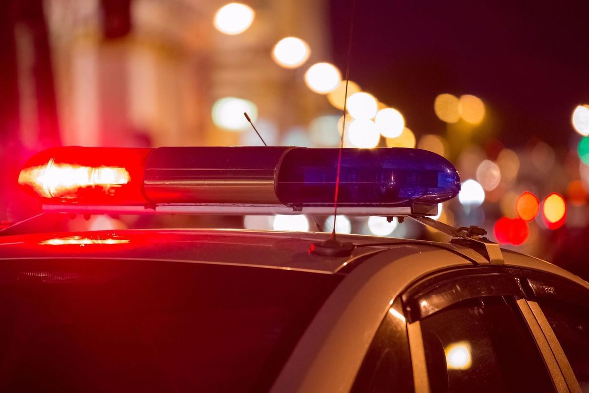 Poliţistul, uimit la volan. Şoferiţa gonea pe străzi şi-i făcea semne să oprească. Cine era femeia