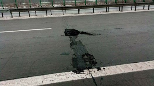 Ajungem să ne dorim să ningă, ca să umple gropile de pe şosele (VIDEO)