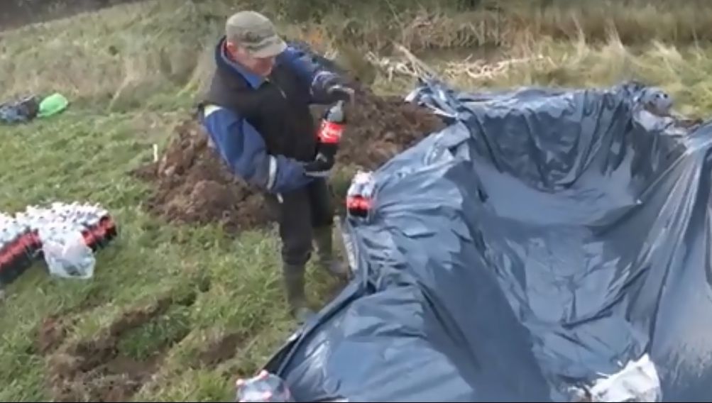 A săpat o groapă şi a turnat 12.000 de litri de Coca-Cola în ea. Ce s-a întâmplat după câteva ore