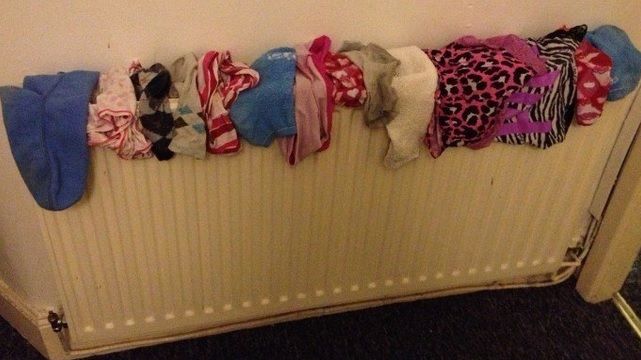 Ce se întâmplă dacă usuci lenjeria de corp pe calorifer. Nu vei mai face asta niciodată. PERICOL uriaș pentru sănătate