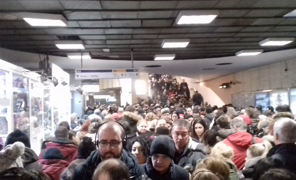 UPDATE Haos la metrou. Mii de călători s-au călcat pe picioare. Reacția Metrorex