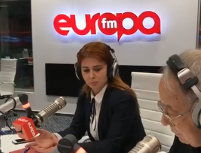 Nu i-au murit lăudătorii! Ministrul Sportului şi-a pus consilierii să o sune într-o emisiune radio  