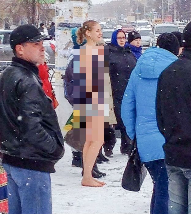 Cum a ieșit această femeie pe stradă în toiul iernii. Ea zâmbea, dar trecătorii au rămas uluiți