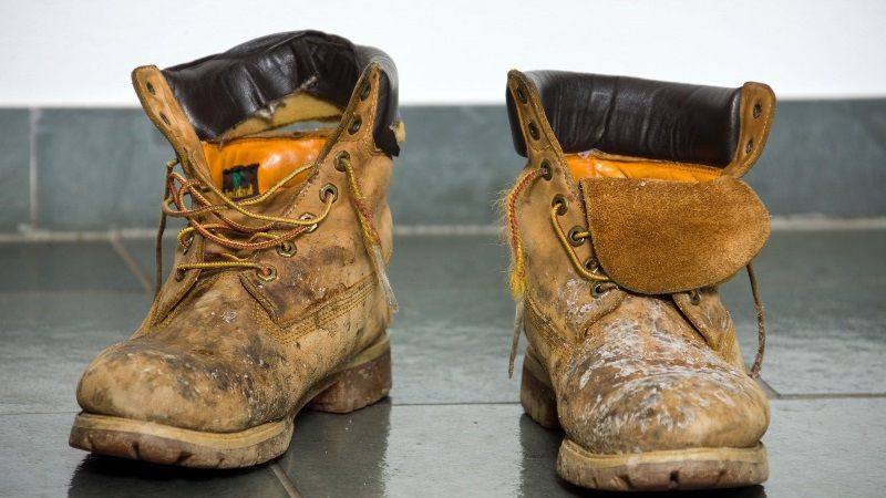 Nu știi cum să scapi de petele de sare de pe încălțări? E simplu și rapid 