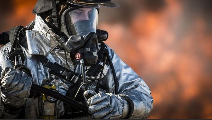 Explozie, urmată de incendiu la Târgu-Jiu. O tânără de 24 de ani, rănită grav