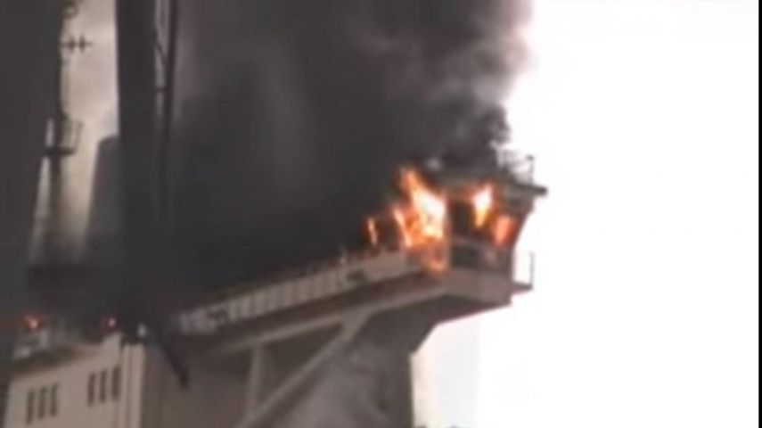 O navă a fost cuprinsă de flăcări în larg. Un marinar român, la bordul navei