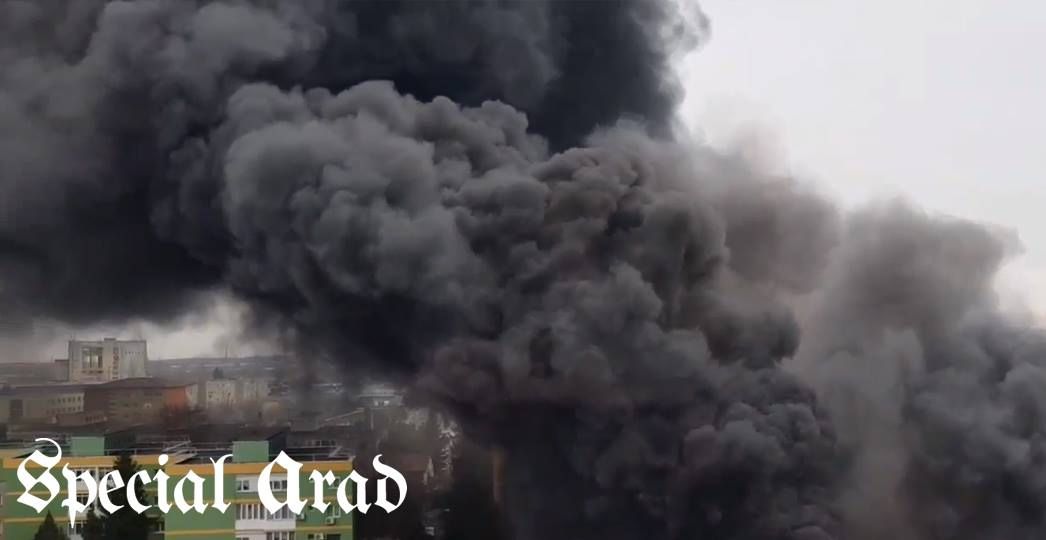 Imagini de coşmar la Arad: incendiu de proporţii, coloană uriaşă de fum în aer (VIDEO) 
