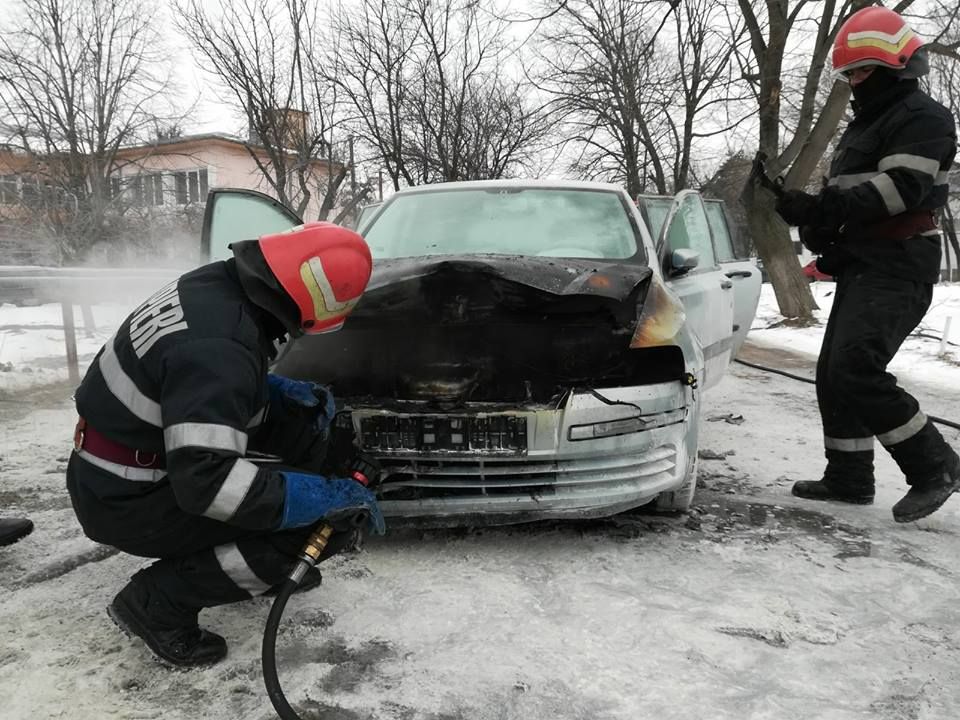 A ars ca o torţă, în curtea spitalului. Cauza incendiului a şocat