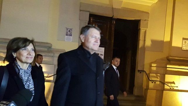 FOTO. Klaus Iohannis, alături de soţia sa, la slujba de Înviere de la Sibiu