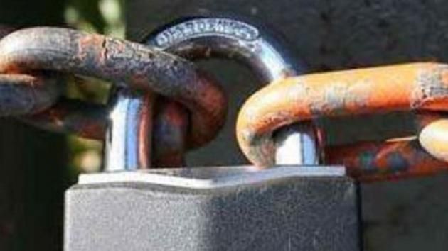 Unul dintre cele mai mari branduri de haine pune lacătul pe 60 de magazine 