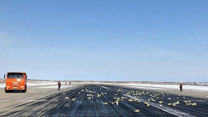 Un avion cu aur, platină şi diamante a început să piardă din încărcătură după decolare. Ce a urmat?