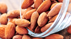 Înmoaie patru migdale crude și pune-le într-un pahar cu apă. Iată ce efect au!