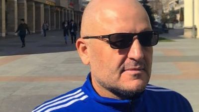 Adrian Mititelu a ales o vestimentaţie bizară pentru a merge la vot