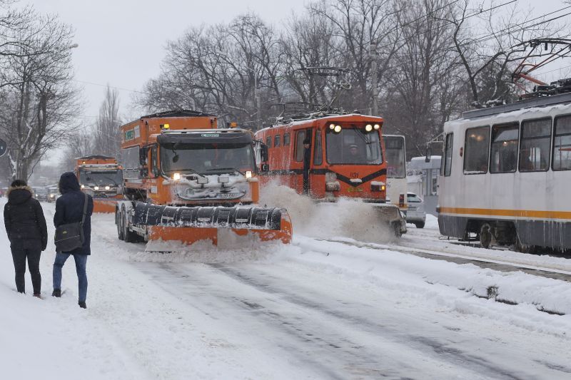 11.000 de poliţişti şi pompieri, mobilizaţi să lupte cu troienele