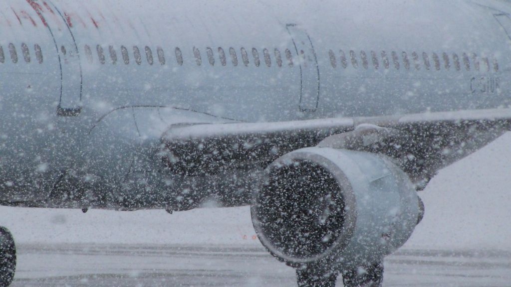 Întârzieri pe aeroportul Otopeni din cauza vremii. Informaţii în timp real