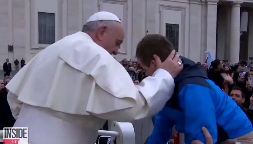 Papa Francisc a plimbat un copil de 12 ani cu papamobilul. Băiatul s-a vindecat miraculos de cancer