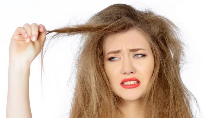 7 obiceiuri care îți distrug părul fără să-ți dai seama