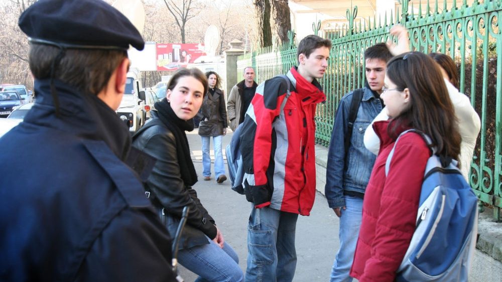 Guvernul, somat să asigure PAZA în școli. Reacție furibundă după cazurile recente de violență 