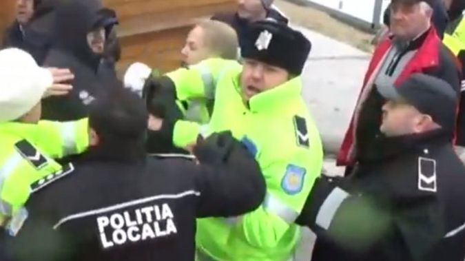 Şef al poliţiei locale din Mangalia, luat la bătaie sub privirile subalternilor (VIDEO)