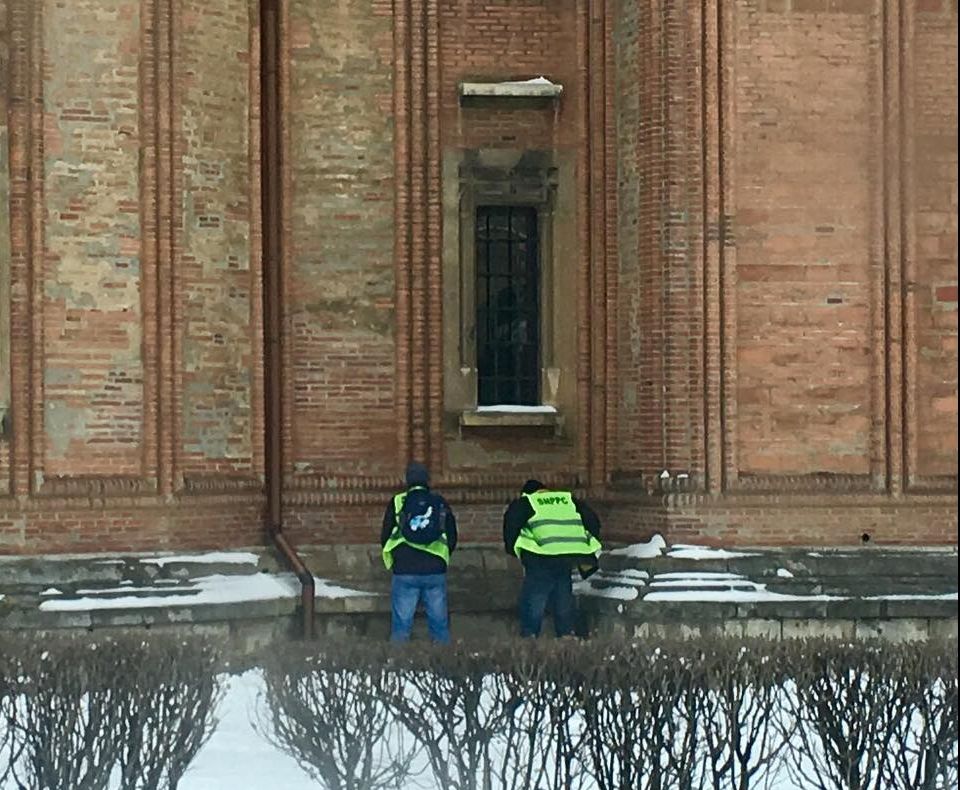 Scandal uriaş după protest! BOR cere anchetă pentu poliţiştii care au urinat pe zidul unei biserici 
