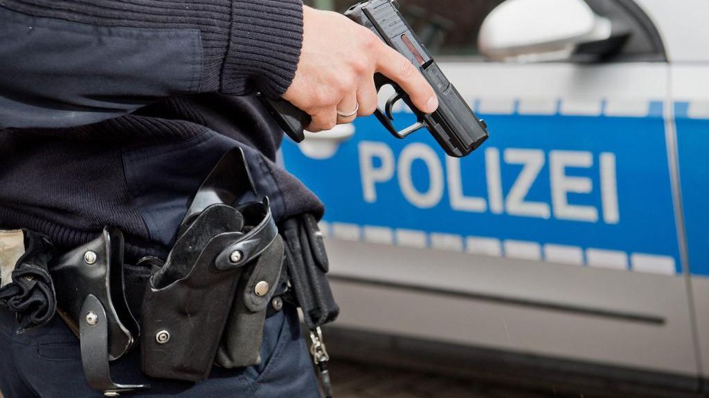 Bărbat agresiv, înarmat cu un cuțit, împușcat MORTAL în Germania