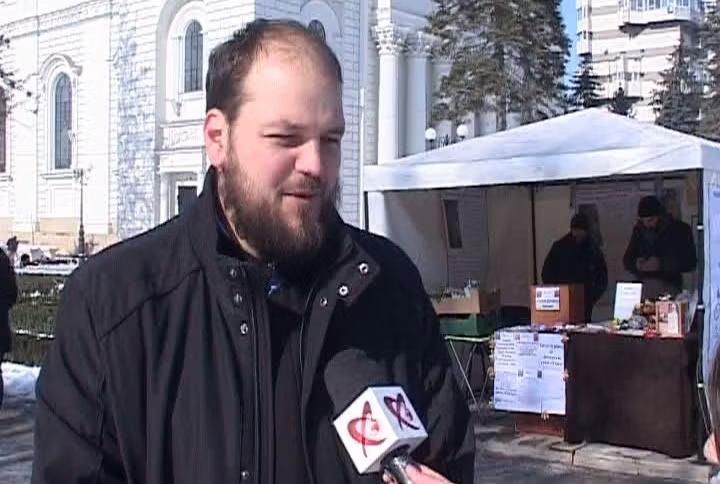 Oameni cu fapte bune! Un preot vinde mărțișoare ca să cumpere haine pentru bebeluși 